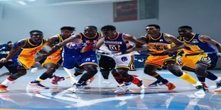 NBA季后赛球员在球场上激烈对抗，开云体育官方入口实时追踪比分与赔率变化
